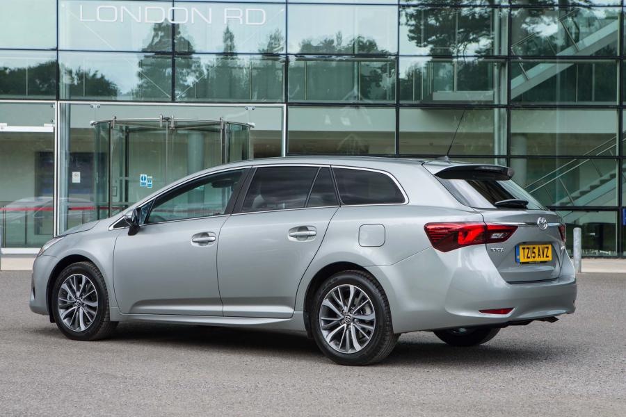  Toyota Avensis Touring Sports 2015 года  (UK) (фото 10 из 24)